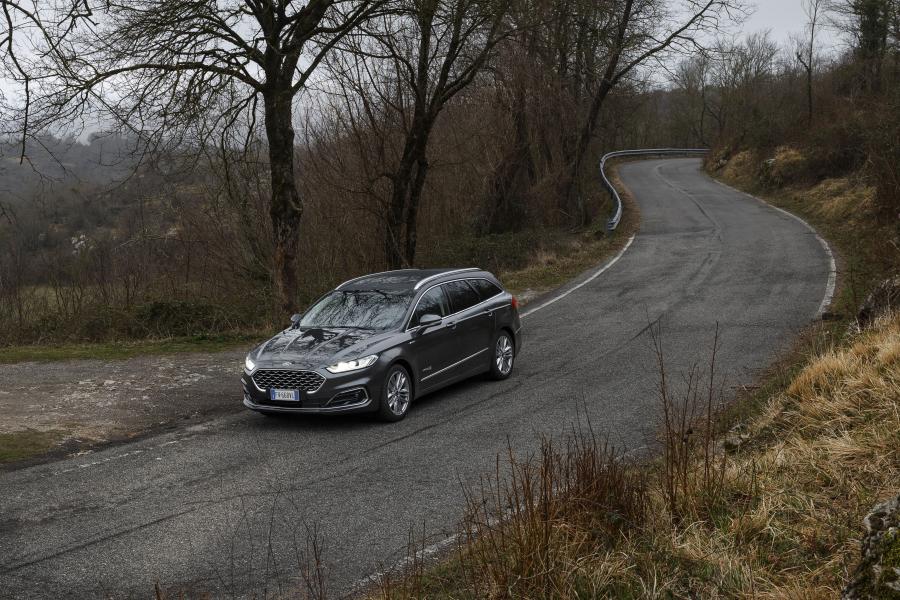  Ford Vignale Mondeo Hybrid Turnier 2019 года  (WW) (фото 13 из 15)